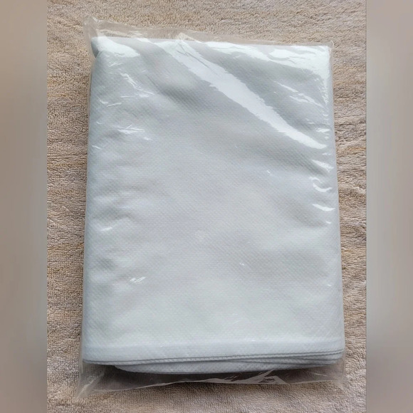 NWOT Spunbonded Pacage  of 2 standard zipper pillow covers - Picture 5 of 6